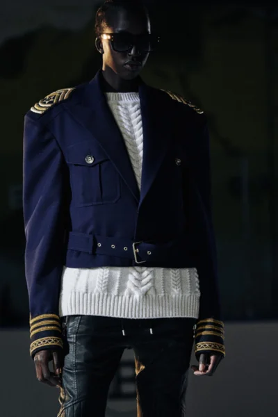 Look 16